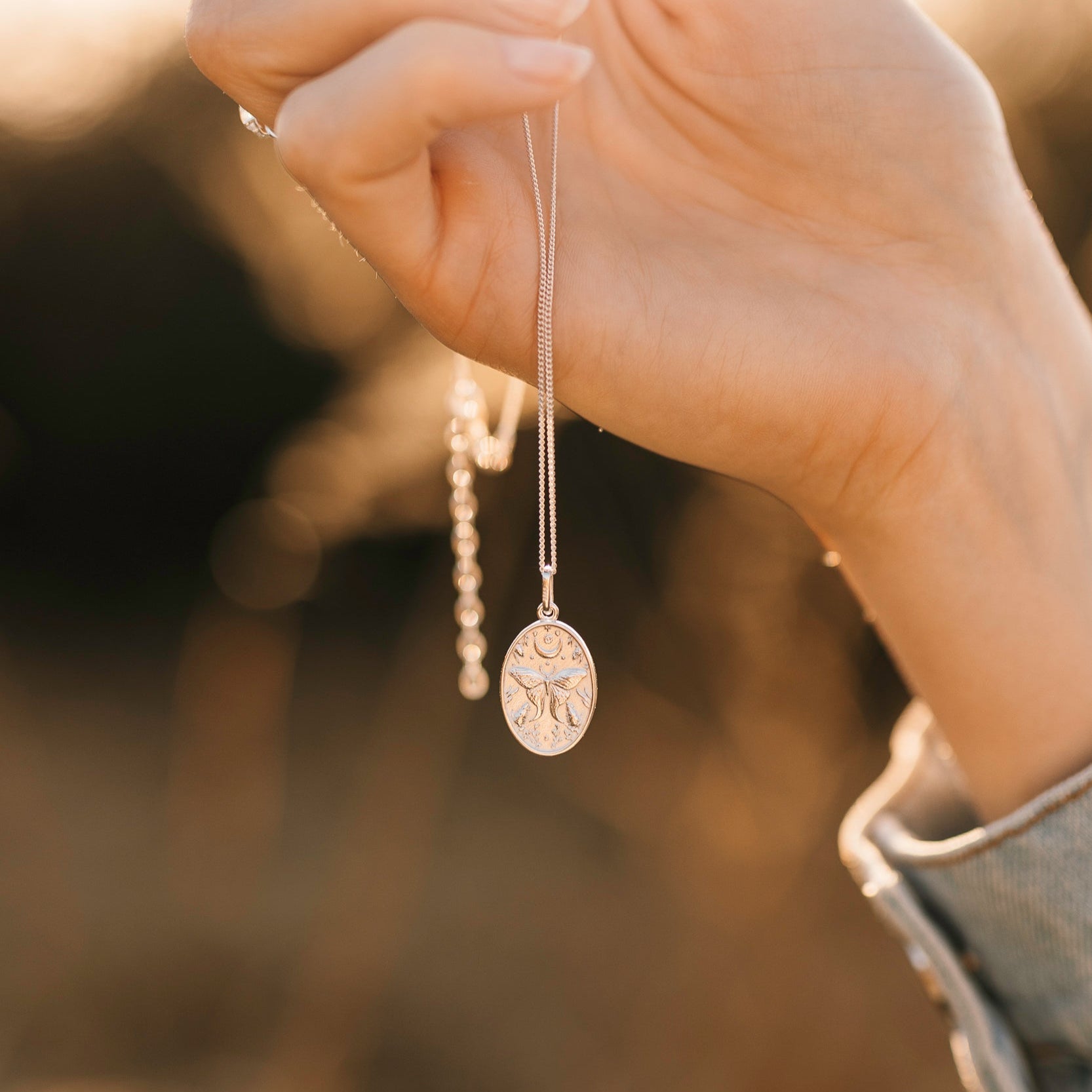 CHAIN REVERSIBLE PENDANT BUTTERFLY & MOTH II