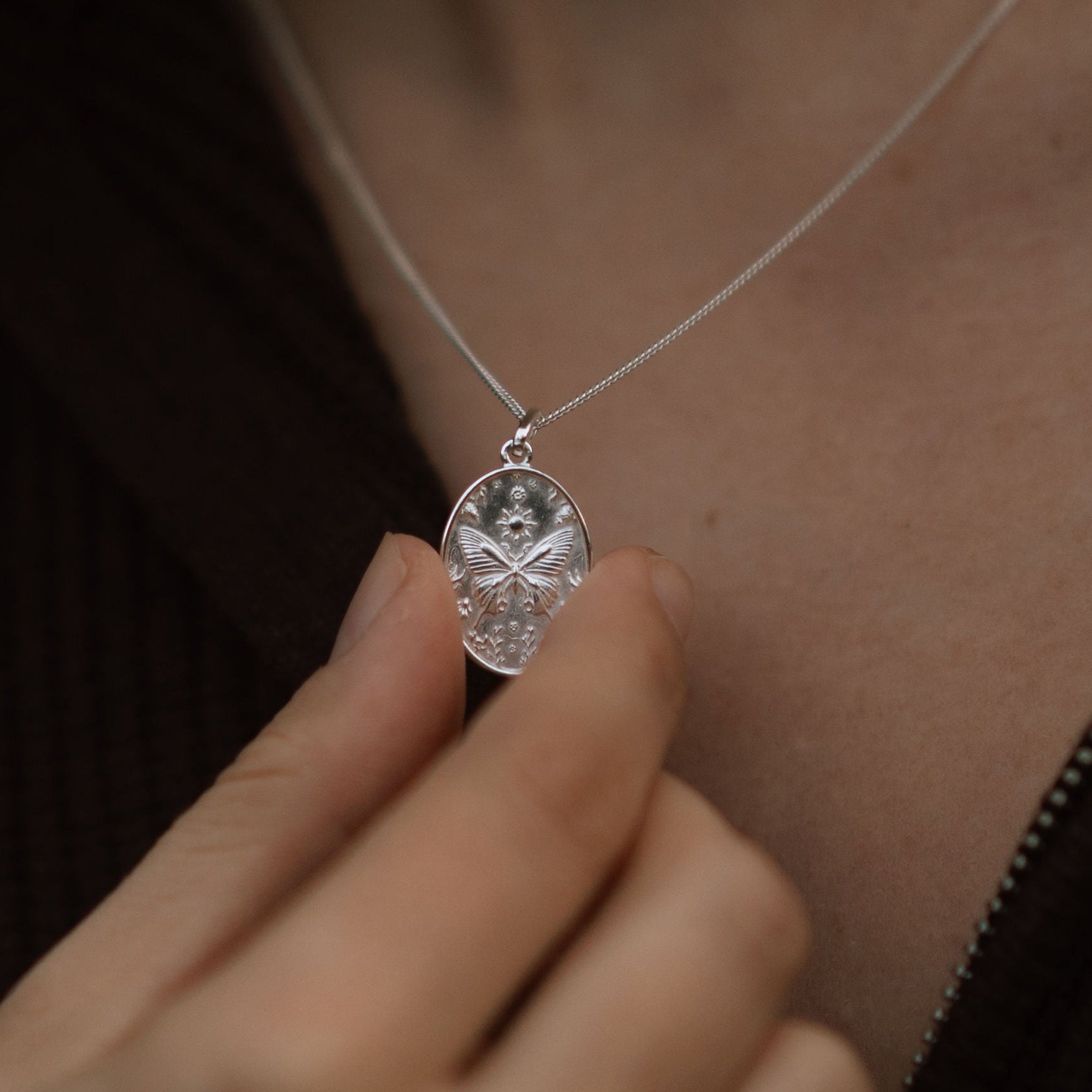 CHAIN REVERSIBLE PENDANT BUTTERFLY & MOTH II