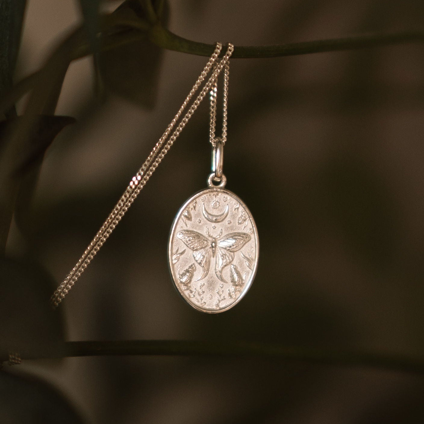 CHAIN REVERSIBLE PENDANT BUTTERFLY & MOTH II