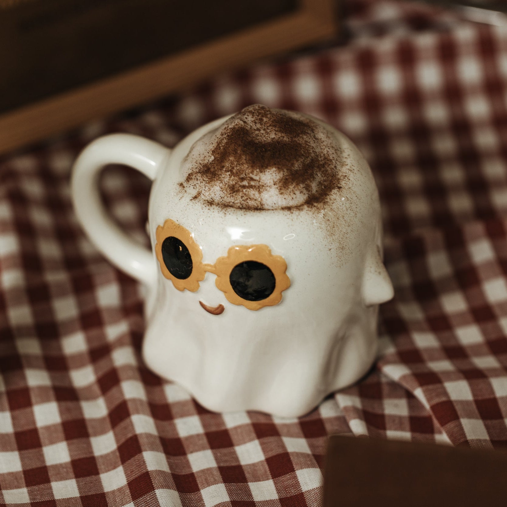 TASSE GEIST MIT SONNENBRILLE