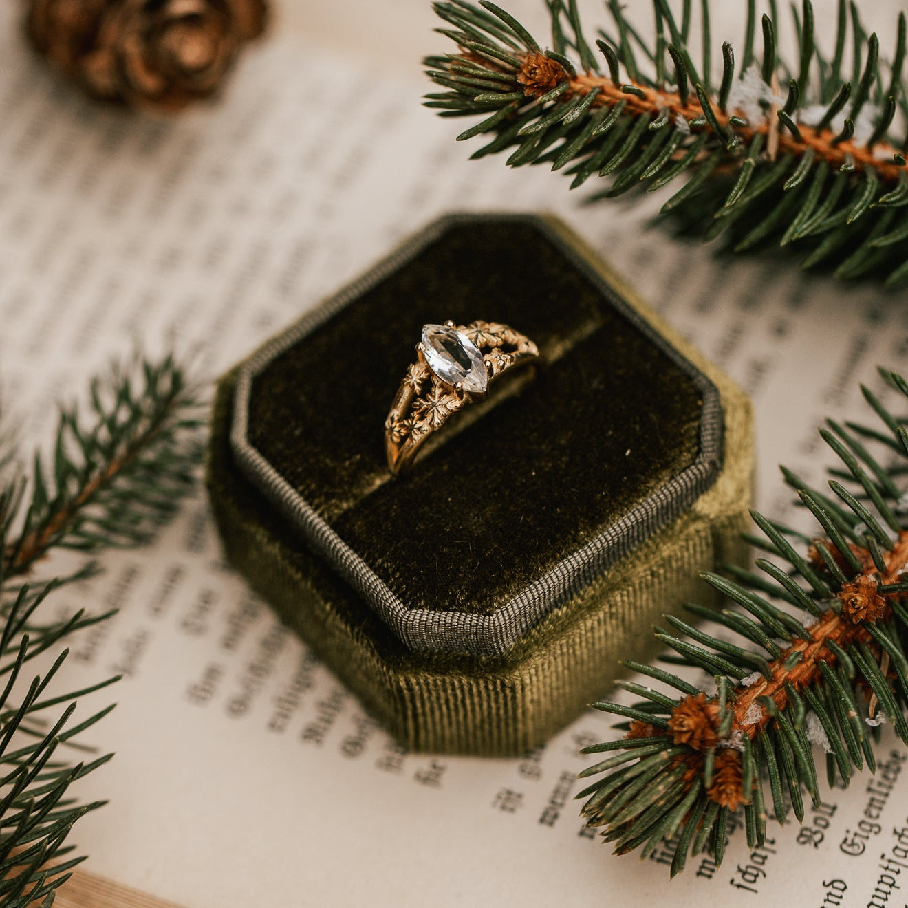 RING SCHNEEFLOCKEN & BERGKRISTALL