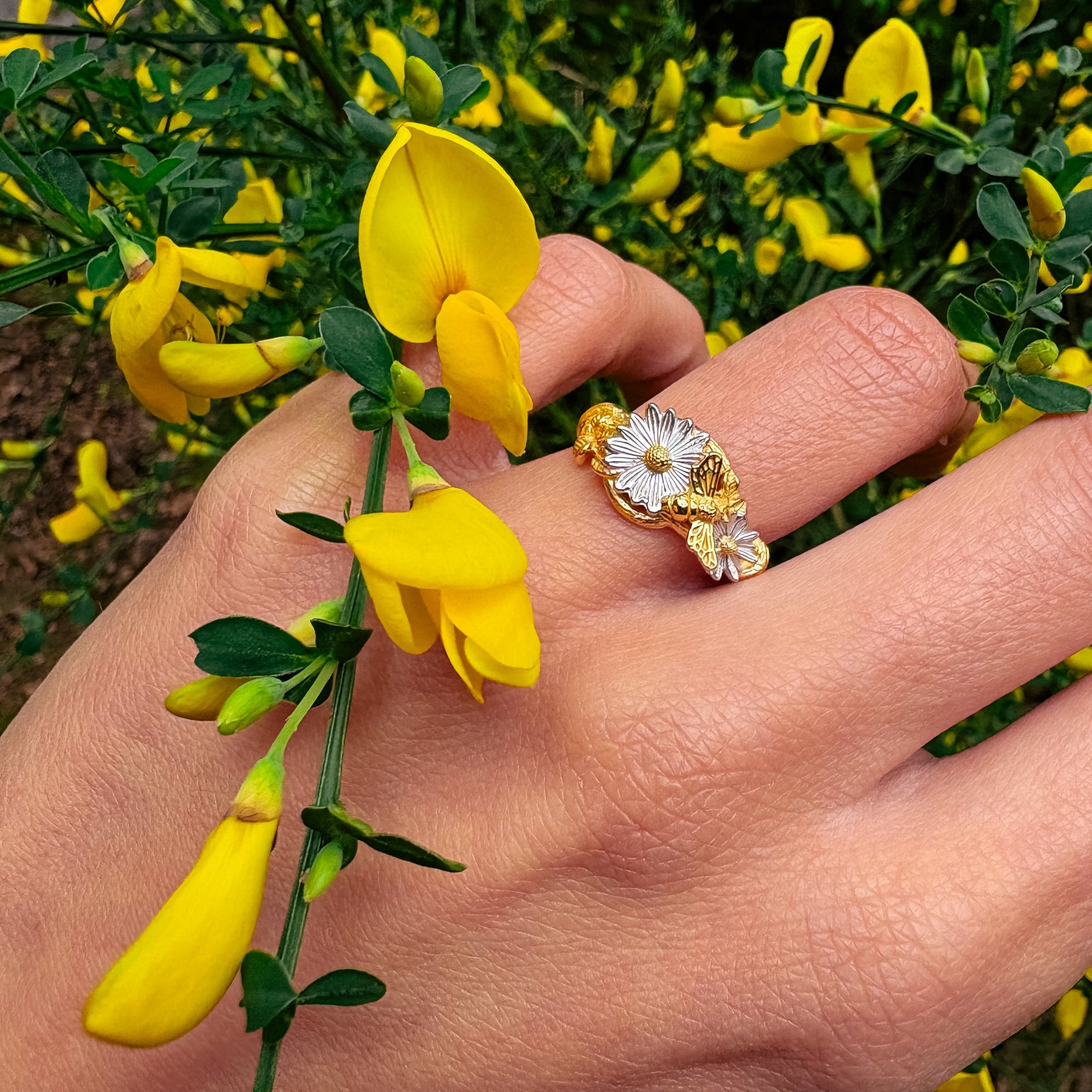 RING BEE & BLOSSOM