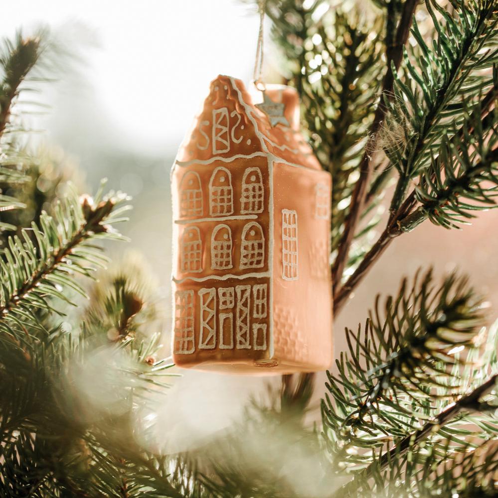 ORNAMENT HOUSE ON THE CANAL