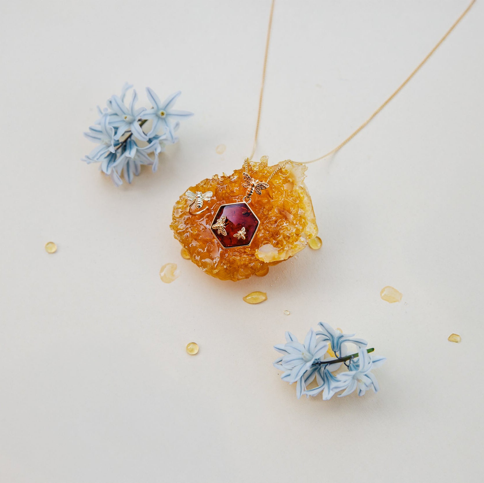 AMBER HONEYCOMB NECKLACE