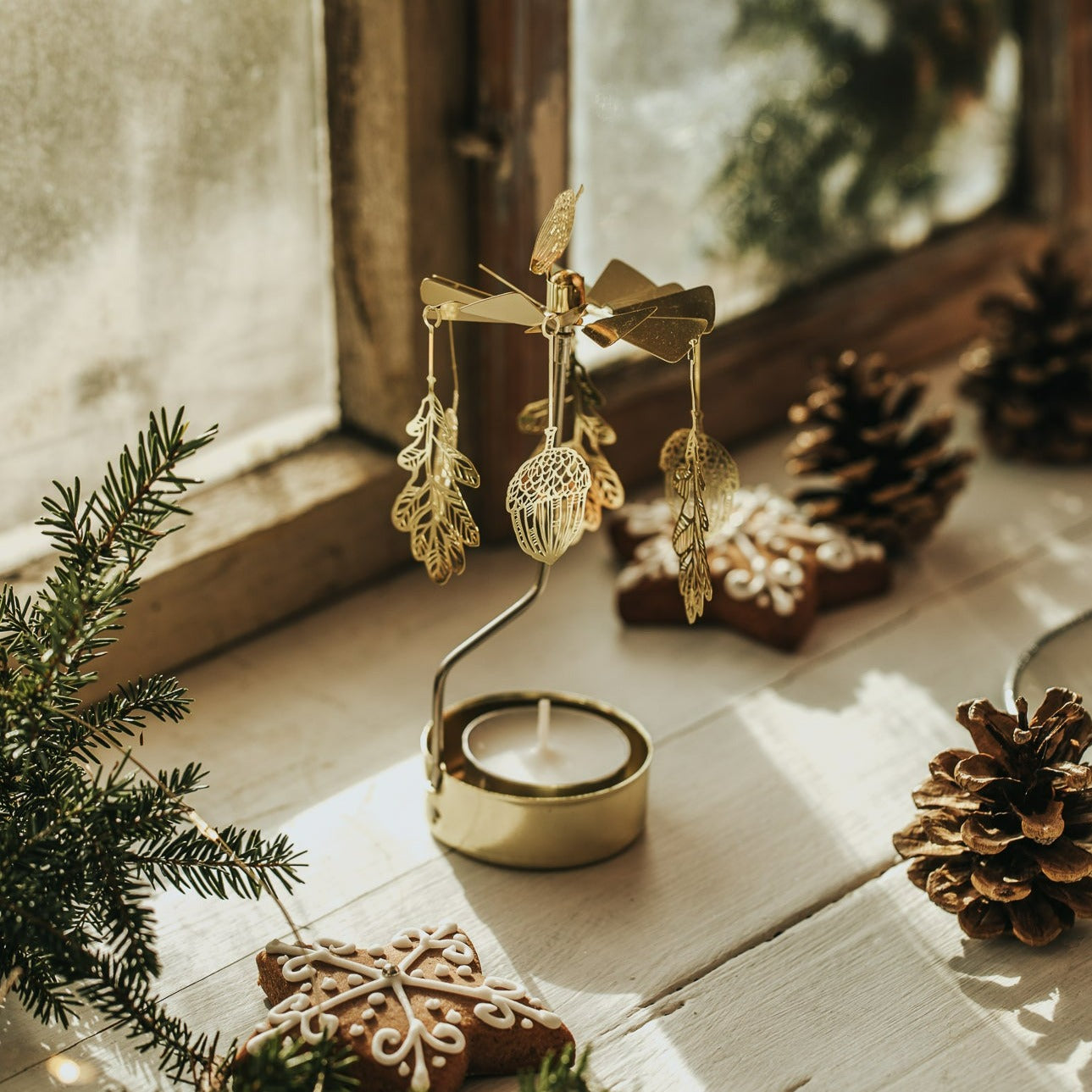 TEALIGHT CAROUSEL ACORN