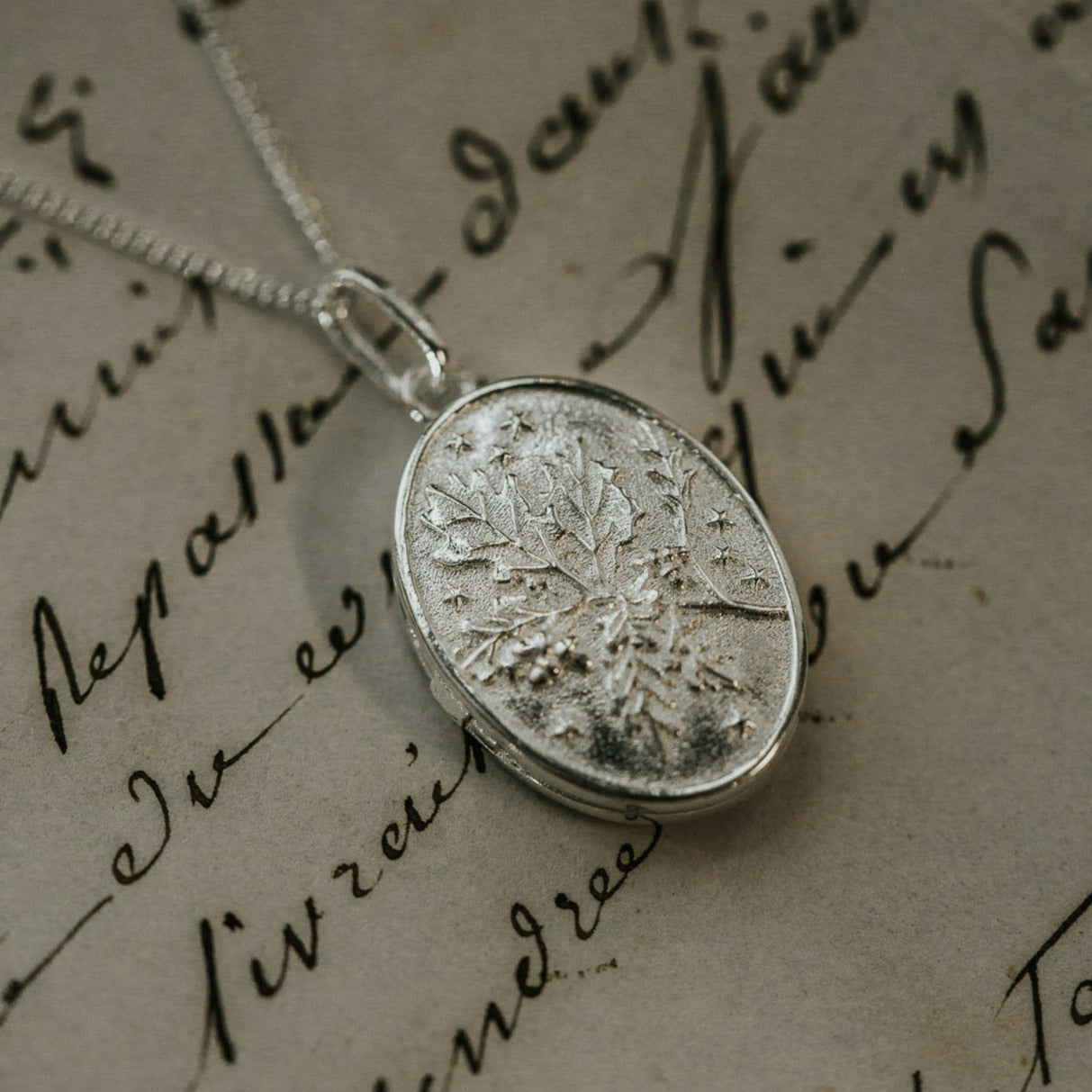 PENDANT REVERSIBLE MEDALLION PINE/ACORN II