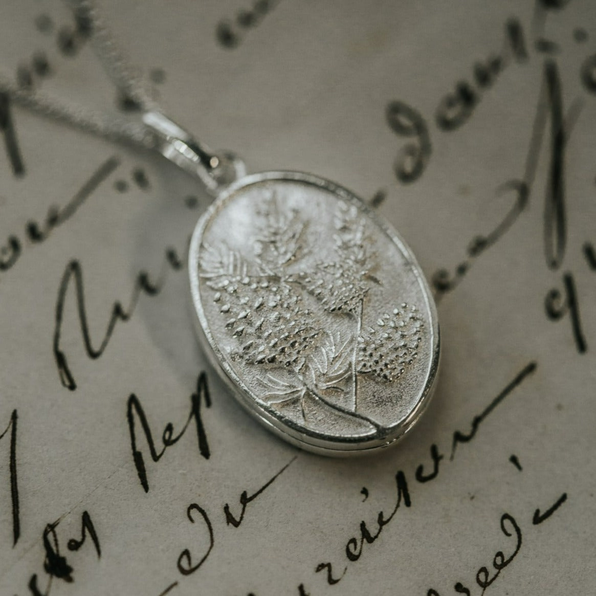 PENDANT REVERSIBLE MEDALLION PINE/ACORN II