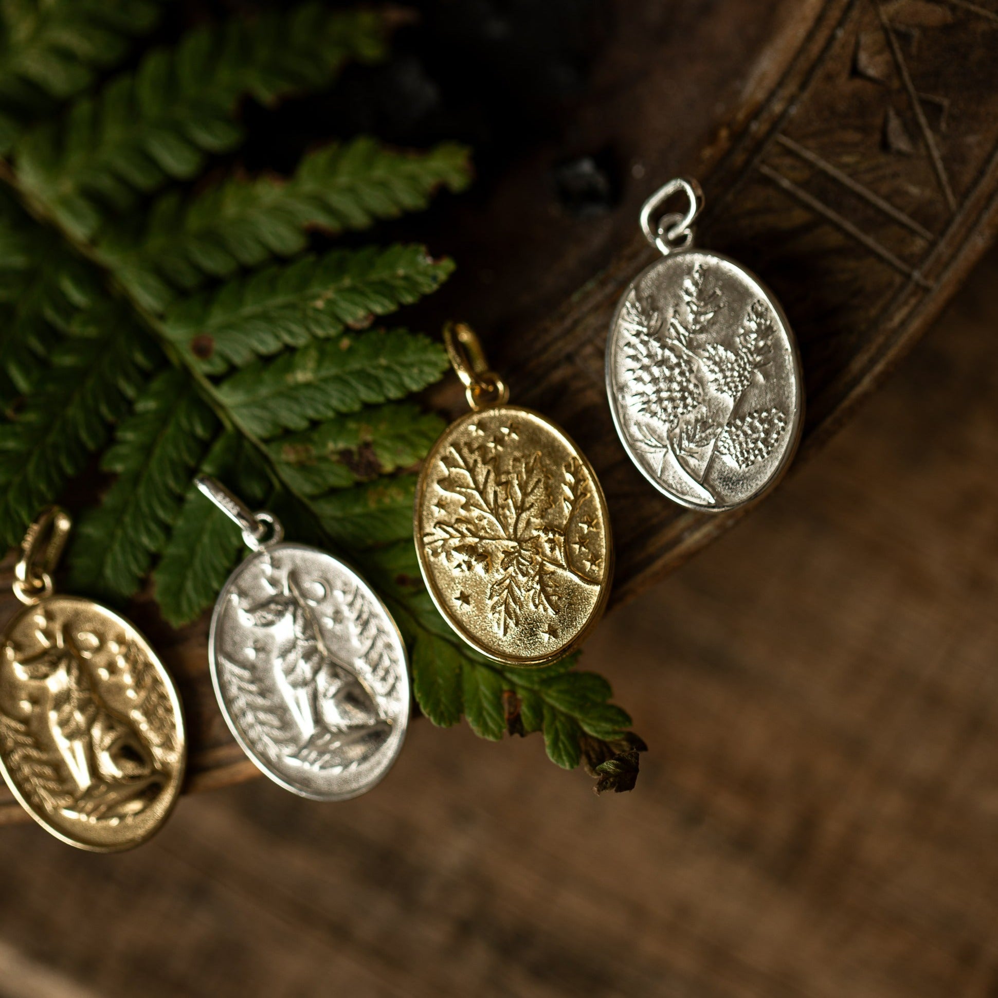 PENDANT REVERSIBLE MEDALLION PINE/ACORN II