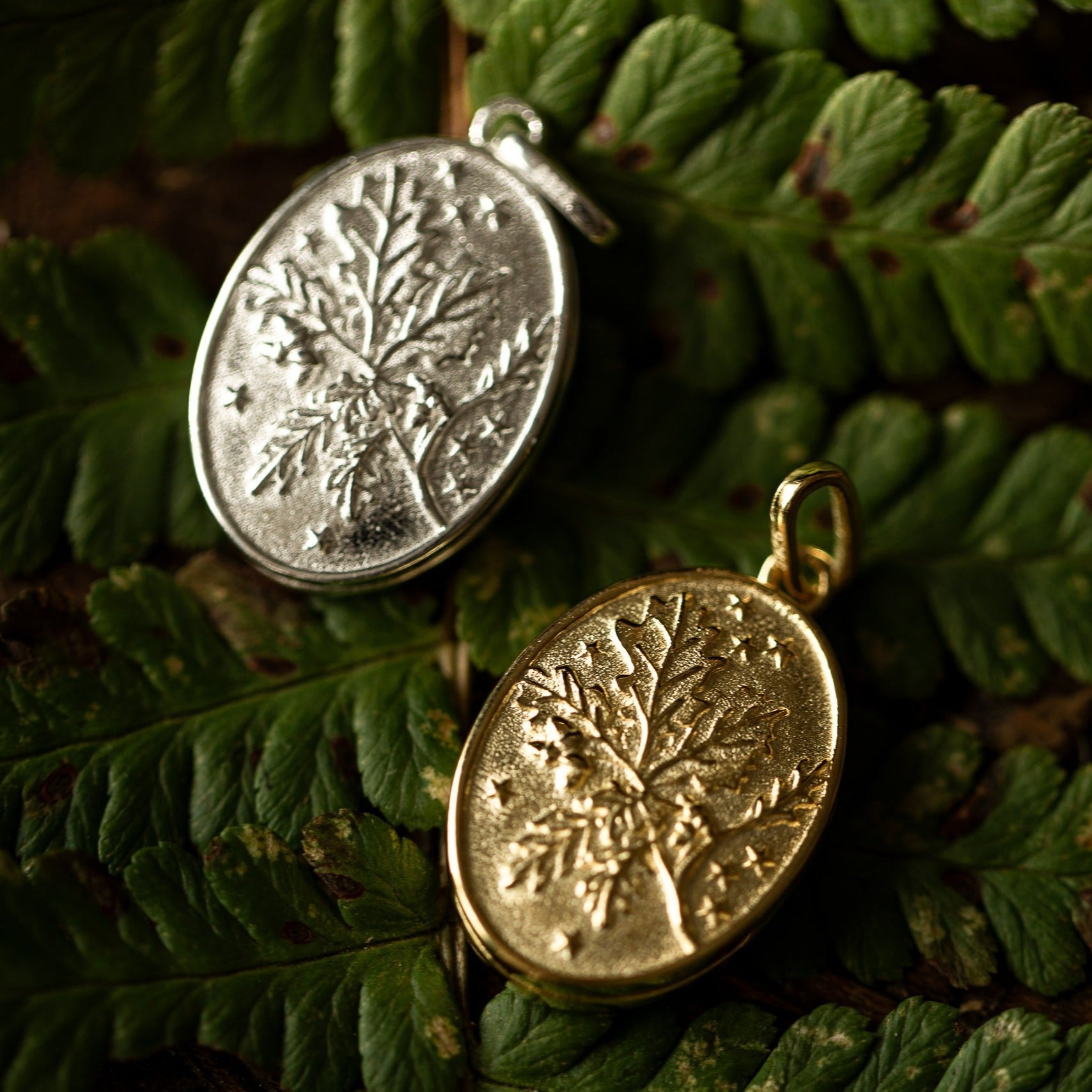 PENDANT REVERSIBLE MEDALLION PINE/ACORN II