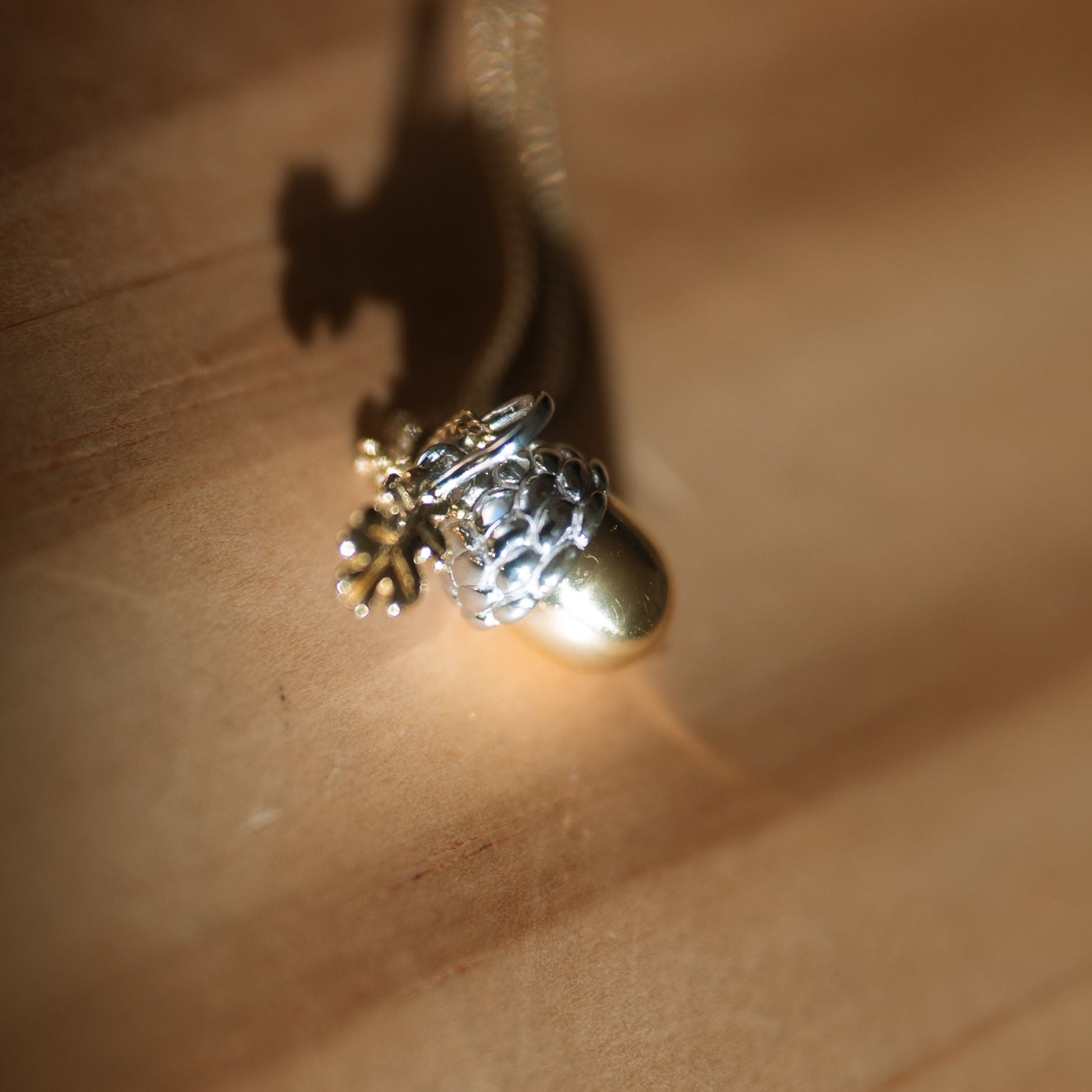 CHAIN ACORN WITH LEAF