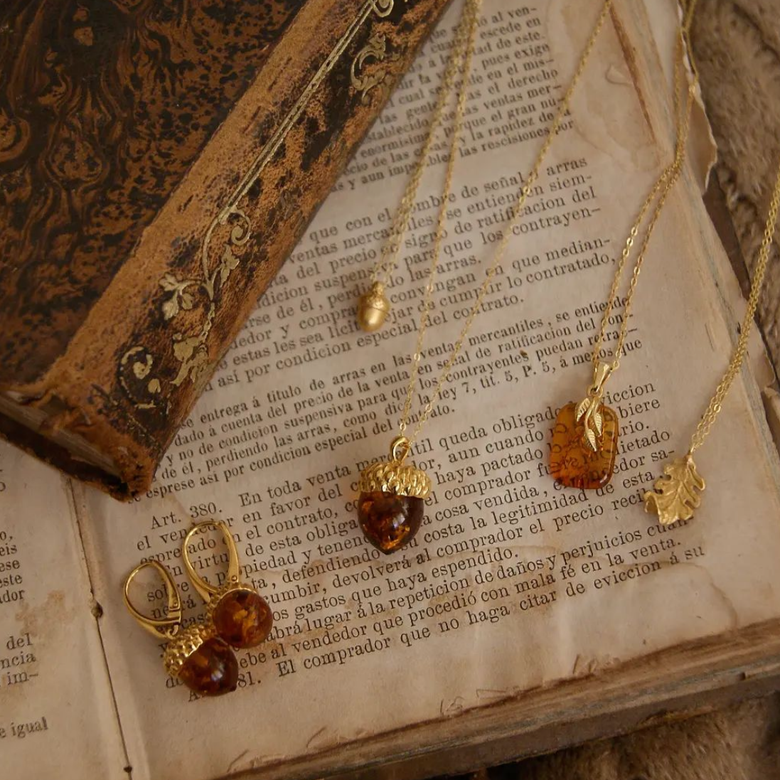 CHAIN ACORN