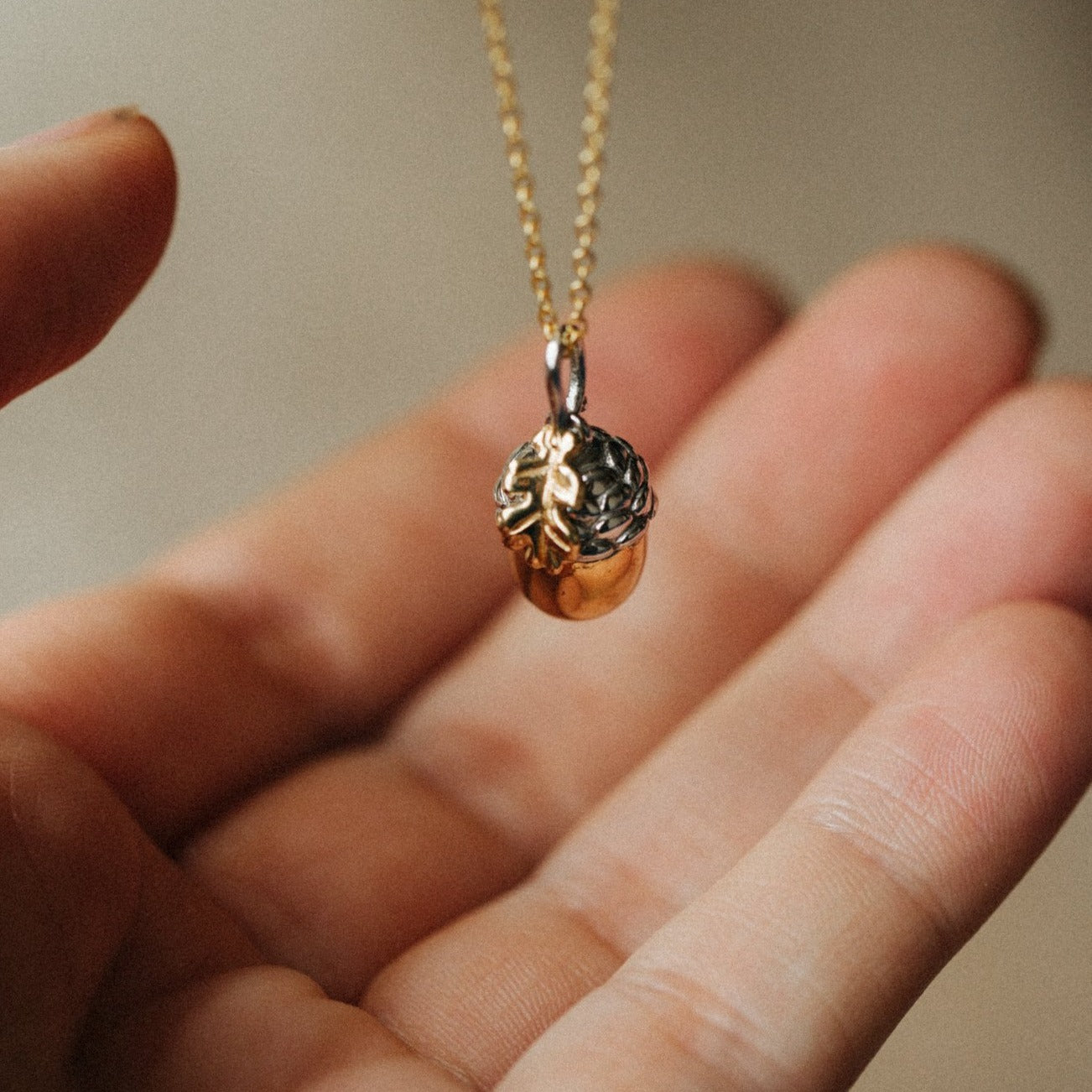 CHAIN ACORN WITH LEAF