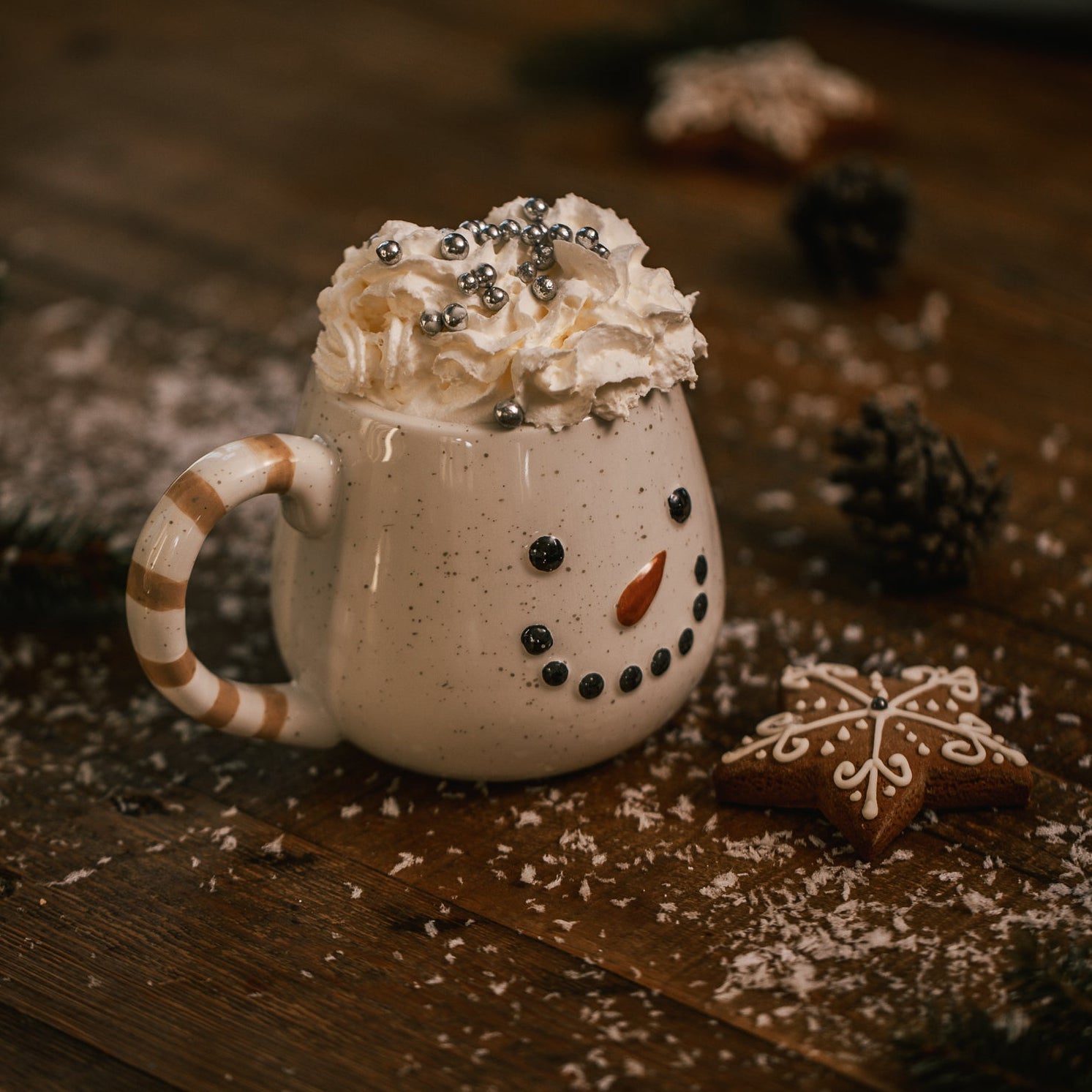 TASSE SCHNEEMANN MIT SOCKEN